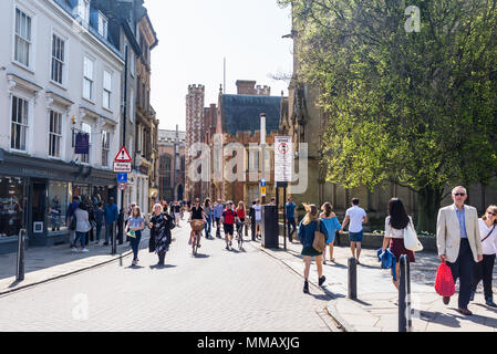Cambridge, Regno Unito - Aprile 2018. La gente, per i turisti e le famiglie a piedi in un affollato St Johns street, centro di Cambridge, Regno Unito Foto Stock