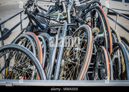 Rimorchio per auto piena di basket su sedia a rotelle. Primo piano Foto Stock