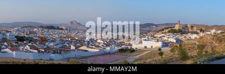 Vista panoramica di Antequera al tramonto. Per gli amanti del rock e Alcazaba Foto Stock