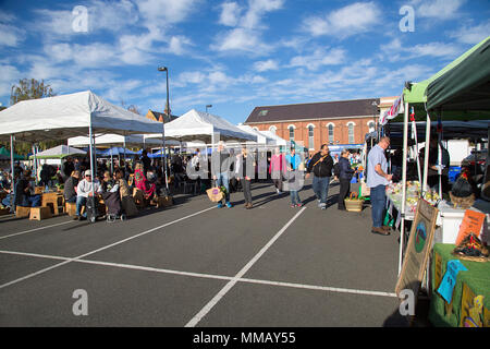 Launceston, Tasmania, Australia: 31 Marzo 2018: il turista a godere la navigazione prodotti freschi nel settimanale mercato agricolo a Launceston centro città. Foto Stock
