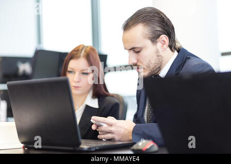 La gente di affari lavorando sul notebook in ufficio moderno. Foto Stock