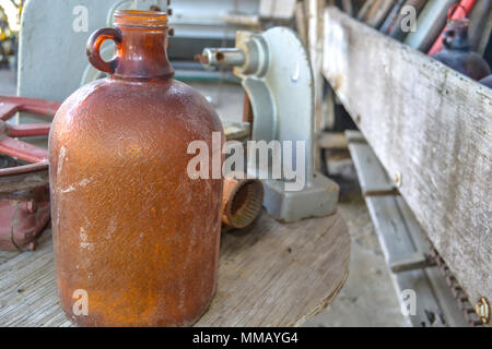 Rancho Bernardo in California - la più antica cantina di lavoro. Vintage scene arrugginita farm equipment per mulini a vento pigramente di filatura nella brezza. Fiori Foto Stock