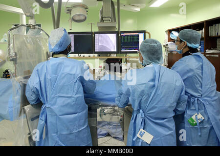 Il Heart Institute offrono elevata qualità della cura di vietnamita di pazienti affetti da malattie del cuore. Laboratorio di cateterizzazione. Senegalese team medici addestrati alla pratica di cardiochirurgia. Foto Stock