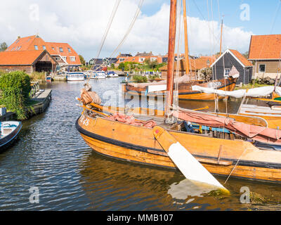 Flatbottom tradizionali barche da pesca ormeggiate in cantiere Blazerhaven nella storica città di Workum, Friesland, Paesi Bassi Foto Stock