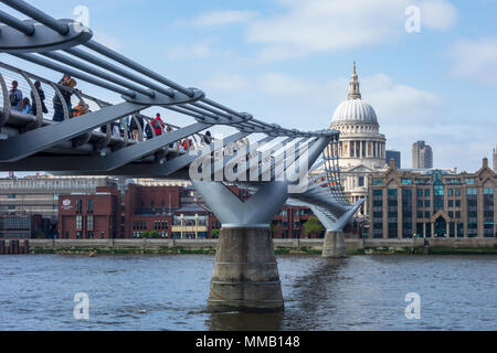 Paesaggio di Millennium Bridge, il Tamigi e la Cattedrale di St Paul e dalla Bankside, Londra Foto Stock