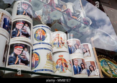 Una settimana prima del Royal Wedding tra il principe Harry e Meghan Markle, le loro facce adornano tazze nella finestra di un turista gingillo negozio vicino a Piccadilly Circus, il 1 maggio a Londra, Inghilterra. Foto Stock
