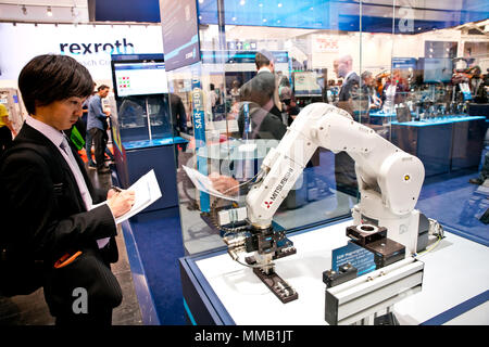 Hannover, Germania - Aprile 2018: Mitsubishi braccio di robot su Schunk stand su messe a Hannover, Germania Foto Stock