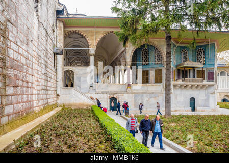 Persone non identificate visita il Palazzo Topkapi, il museo grande destinazione,a Istanbul, Turchia.11 Aprile 2018 Foto Stock