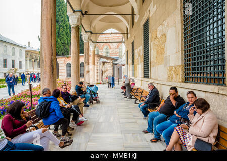Persone non identificate visita il Palazzo Topkapi, il museo grande destinazione,a Istanbul, Turchia.11 Aprile 2018 Foto Stock