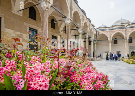 Persone non identificate visita il Palazzo Topkapi, il museo grande destinazione,a Istanbul, Turchia.11 Aprile 2018 Foto Stock