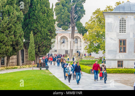 Persone non identificate visita il Palazzo Topkapi, il museo grande destinazione,a Istanbul, Turchia.11 Aprile 2018 Foto Stock