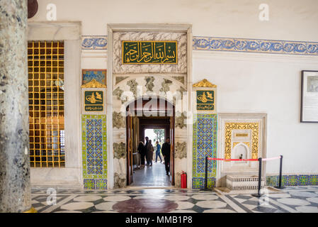 Vista della Camera di pubblico, noto anche come sala delle udienze o camera di petizioni presso il Palazzo di Topkapi, il museo grande destinazione,a Istanbul, Turchia.11 Apri Foto Stock