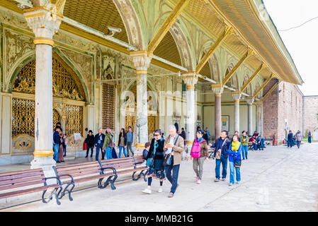 Persone non identificate visita il Palazzo Topkapi, il museo grande destinazione,a Istanbul, Turchia.11 Aprile 2018 Foto Stock