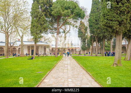 Persone non identificate visita il Palazzo Topkapi, il museo grande destinazione,a Istanbul, Turchia.11 Aprile 2018 Foto Stock