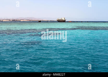 Nave affondata nel mare rosso vicino a Sharm el Sheikh, Egitto. antico naufragio vintage. Foto Stock