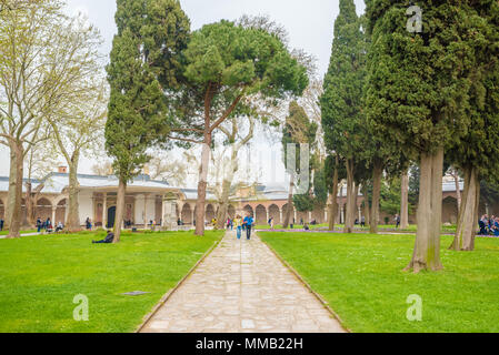 Persone non identificate visita il Palazzo Topkapi, il museo grande destinazione,a Istanbul, Turchia.11 Aprile 2018 Foto Stock