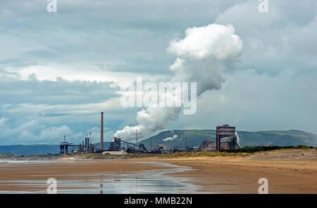 TATA acciaierie in Port Talbot, visto formare la spiaggia Kenfig, Galles del Sud