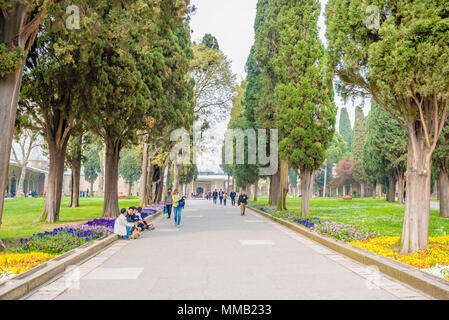 Persone non identificate visita il Palazzo Topkapi, il museo grande destinazione,a Istanbul, Turchia.11 Aprile 2018 Foto Stock