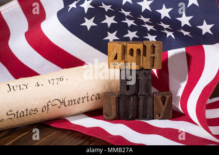 Quarto di luglio banner in legno con la dichiarazione di indipendenza e la bandiera americana Foto Stock