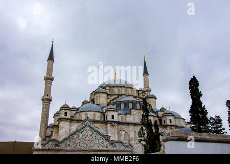 Esterno della famosa Moschea Fatih nella città di Istanbul in Turchia Foto Stock