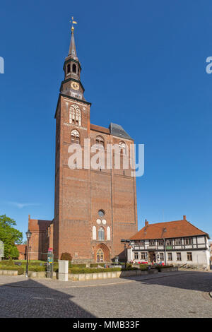 St Stephens chiesa a Tangermünde, Germania. Persone nell' area esterna del ristorante e intorno a fontana nella parte anteriore Foto Stock