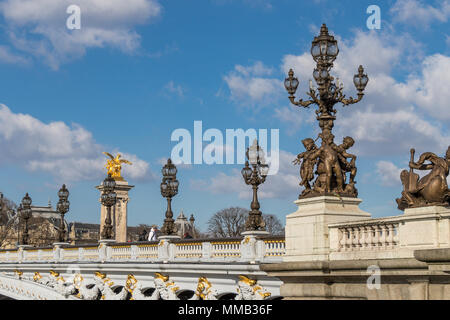 Pont Alexandre III un ponte ponte di arco che si estende oltre la Senna a Parigi. Il ponte è ampiamente considerato come il più ornato e stravaganti bridge a Parigi Foto Stock