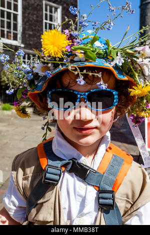 Un giovane ragazzo prende parte all'annuale Bank Holiday Garland Cerimonia della Giornata, Lewes, Sussex, Inghilterra Foto Stock