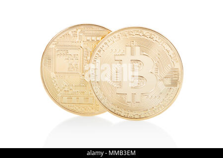 Bitcoin anteriore e posteriore, monete d'oro isolato su bianco, percorso di clipping incluso Foto Stock