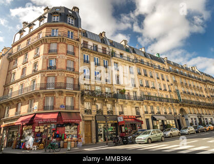 Bazar Des Ecole e edifici di appartamenti su Rue des écoles ,St Germain , paris , France Foto Stock