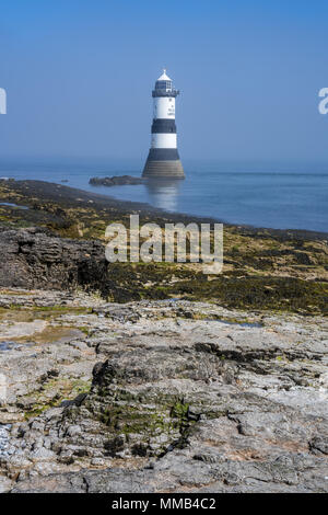 Penmon faro nella nebbia e nebbia, Anglesey, Galles Northw UK. Foto Stock