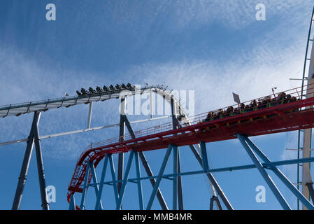 Shambhala e Dragon Khan montagne russe a Port Aventura Mondo, Spagna Foto Stock