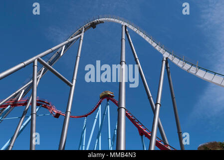 Shambhala e Dragon Khan montagne russe a Port Aventura Mondo, Spagna Foto Stock