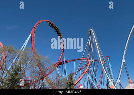 Shambhala e Dragon Khan montagne russe a Port Aventura Mondo, Spagna Foto Stock