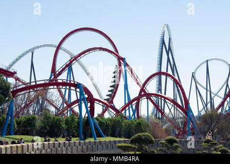 Shambhala e Dragon Khan montagne russe a Port Aventura Mondo, Spagna Foto Stock