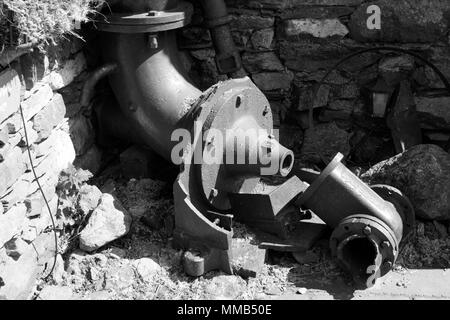 Immagine in bianco e nero di miniera macchinari da Coppermines Valley, Cumbria, risposte precedenti Coniston Water. Foto Stock