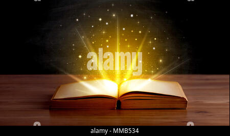 Le luci gialle e scintille provenienti da un libro aperto Foto Stock
