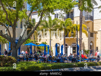 Ristorante esterno cafe su strada nel centro cittadino di San Pietroburgo FLorida negli Stati Uniti Foto Stock