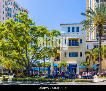 Ristorante esterno cafe su strada nel centro cittadino di San Pietroburgo FLorida negli Stati Uniti Foto Stock