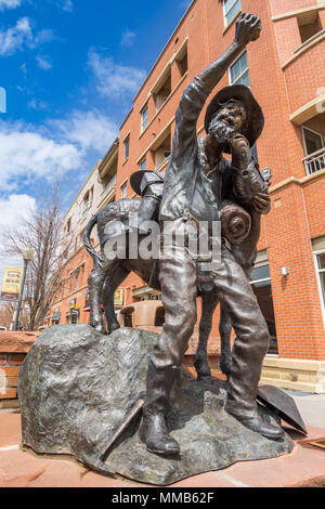 Gold Miner e mulo scultura in bronzo, Golden, Colorado, Stati Uniti d'America. Foto Stock