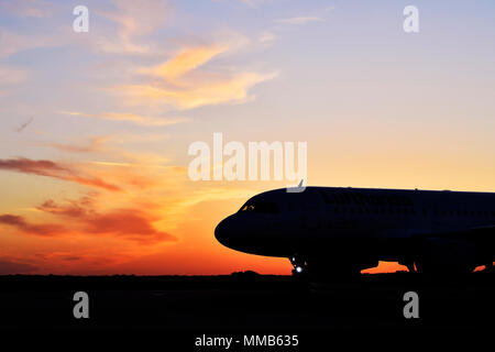 Lufthansa, Airbus A 319-100, A319, 100 in rotolo, pista, Tramonto, Red Sky, Cloud, crepuscolo, aeromobili, aereo, aereo, aeroporto di Monaco di Baviera, MUC, Germania, Foto Stock