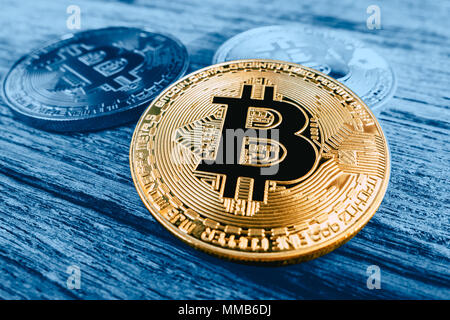 Bitcoin blu su uno sfondo di legno Foto Stock
