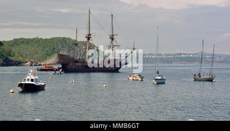 El Galeon Andalucia vela fuori in Brixham Devon dopo aver partecipato a un festival di pirati. (Nota il porto di arancione barca pilota a fianco) Foto Stock