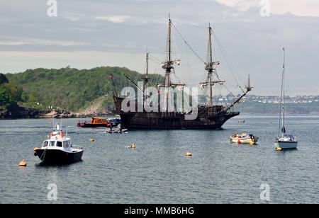 El Galeon Andalucia lasciando in Brixham Devon dopo aver partecipato a un festival di pirati. (Nota di colore arancione barca pilota a fianco). Foto Stock