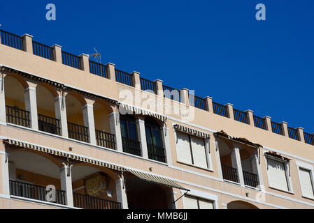 Casa Cristina appartamenti a Guardamar del Segura nel cielo blu. Edificio. Avenida de Cervantes. Costa Blanca, Mediterraneo Foto Stock