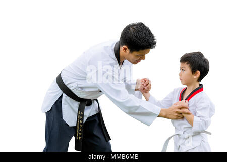 Maestro di cintura nera di Tae Kwon Do Fighter Kid punzone Stand di guardia per il volo isolato su sfondo bianco con tracciato di ritaglio Foto Stock