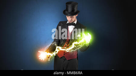 Mago scintillante super potere tra le sue due mani Foto Stock
