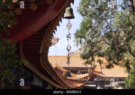 Simboli buddisti e campana appeso nel Tempio di Yuantong (Kunming, Yunnan, Cina) Foto Stock