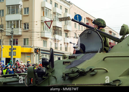 Perm, Russia - 09 Maggio 2018: BTR-82un corazzato trasporto di personale con un equipaggio su una strada di città dopo la vittoria parata del giorno Foto Stock