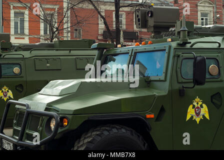 Perm, Russia - 09 Maggio 2018: GAZ Tigr mobilità della fanteria di veicoli su strada di città dopo la vittoria parata del giorno Foto Stock