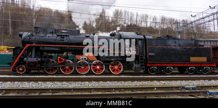 Perm, Russia - 09 Maggio 2018: funzionamento classe sovietica L locomotiva a vapore, sul shuntando le vie della stazione ferroviaria Foto Stock